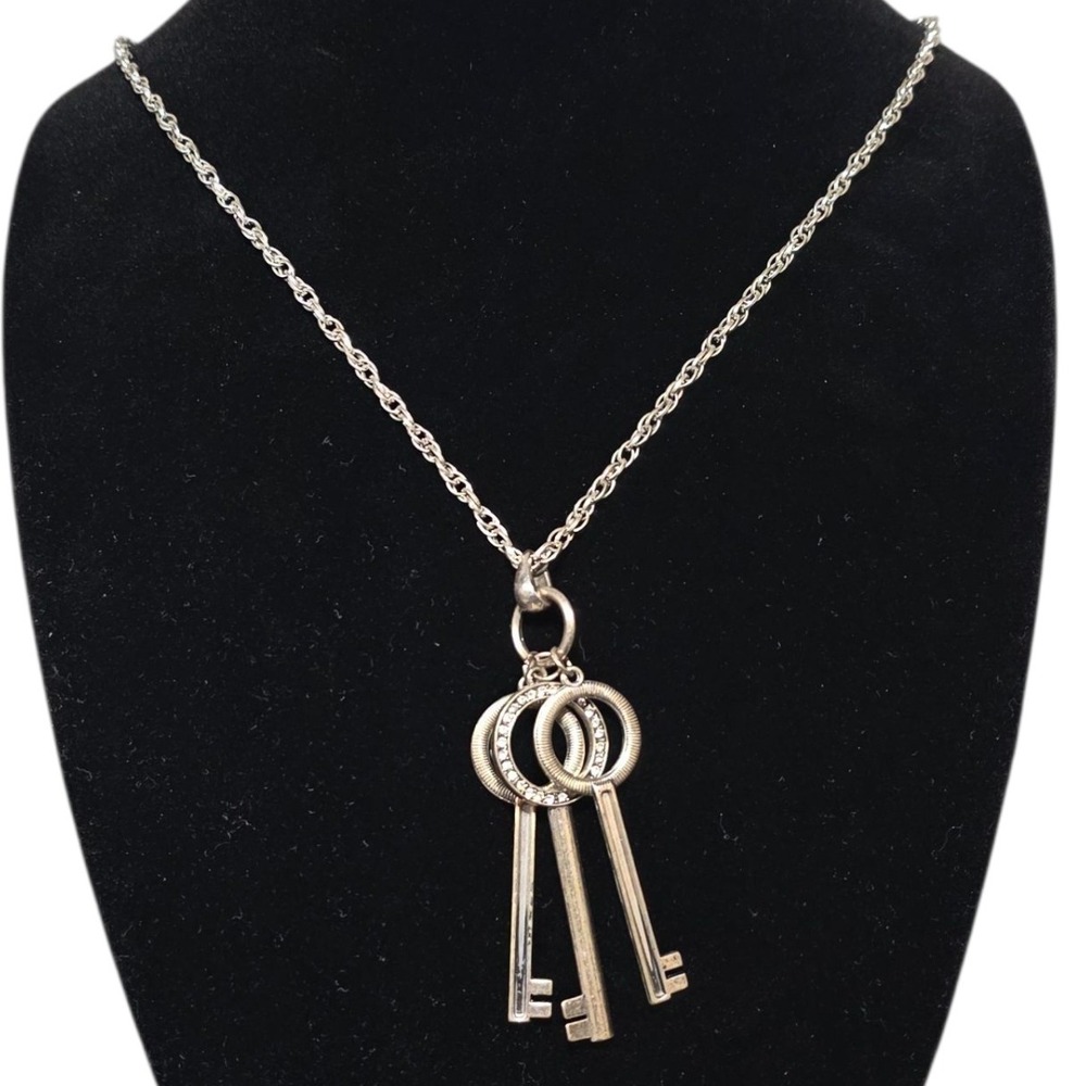 AERO Aeropostale‎ Rhinestone Key Pendant Necklace Silver Tone Fashion Jewelry